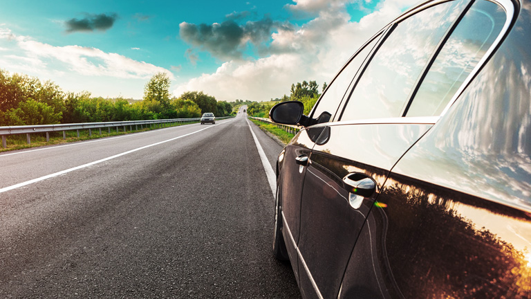道路上の自動車