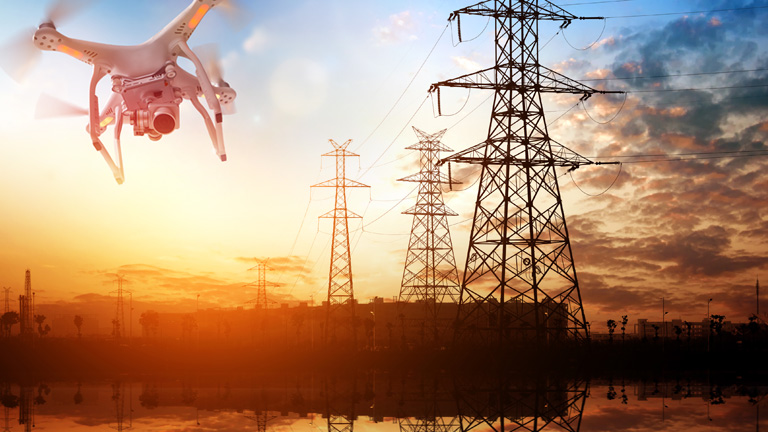 飛行するドローン