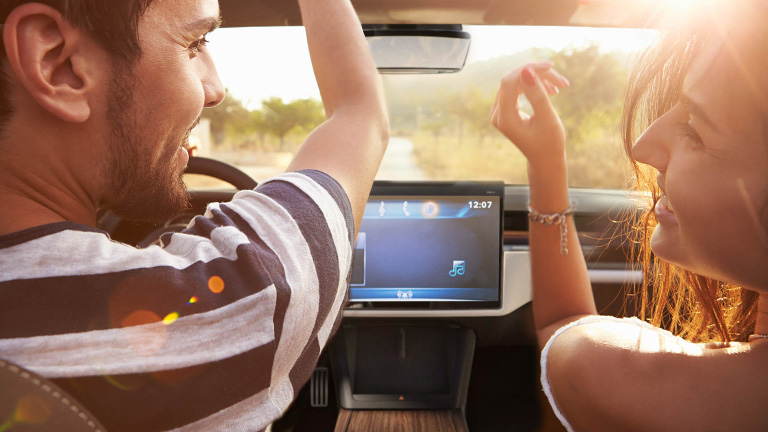 ドライブを楽しむ二人