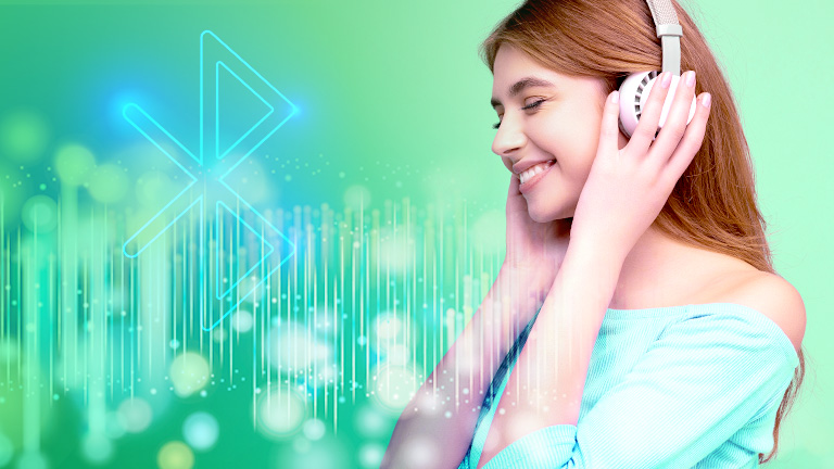 ヘッドフォンで音楽を聞く女性