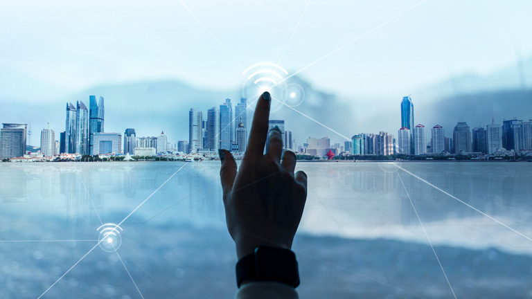 都市にタッチする手